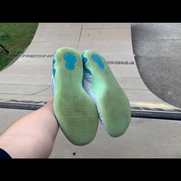 Size 9 Nike basketball shoes - Picture 2 of 5